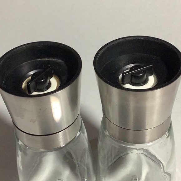 MODETRO SET OF TWO ADJUSTABLE SALT AND PEPPER GRINDERS - Picture 5 of 9